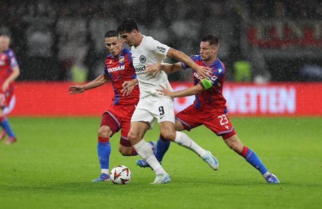 26.09.2024, Fussball UEFA Europa League, Eintracht Frankfurt - FC Viktoria Pilsen, emonline, emspor, v.l., Svetozar Markovic (FC Viktoria Pilsen), Igor Matanovic (Eintracht Frankfurt), Lukas Kalvach (FC Viktoria Pilsen) DFL DFB REGULATIONS PROHIBIT ANY USE OF PHOTOGRAPHS AS IMAGE SEQUENCES AND OR QUASI-VIDEO. xdcx Copyright: HMBxMedia