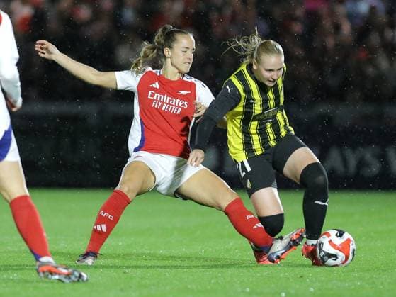 Borehamwood, England, September 26 2024: Lia Walti (13 Arsenal) tackles Johanna Fossdalsa (21 BK Hacken) during the UEFA Womens Champions League Round 2 Qualifier: Second Leg game between Arsenal and BK Hacken at Mangata Pay UK Stadium, Meadow Park in Borehamwood, England. (Jay Patel SPP) Copyright: xJayxPatel SPPx spp-en-JaPa-ARSvBKH_20240926_0098
