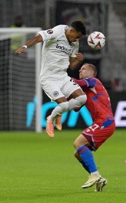Matej Vydra (re) gegen Ansgar. Knauff fotografiert beim Fußball Euro League Spiel Eintracht Frankfurt gegen Viktoria. Pilsen am 26.9.2024 in Frankfurt (DFL DFB REGULATIONS PROHIBIT ANY USE OF PHOTOGRAPHS as IMAGE SEQUENCES and or QUASI-VIDEO)