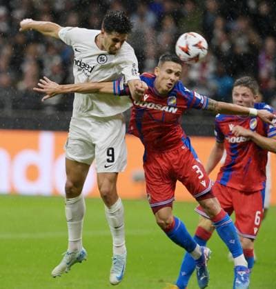 Svetozar Markovic. (re). gegen. Igor Matanovic fotografiert beim Fußball Euro League Spiel Eintracht Frankfurt gegen Viktoria. Pilsen am 26.9.2024 in Frankfurt (DFL DFB REGULATIONS PROHIBIT ANY USE OF PHOTOGRAPHS as IMAGE SEQUENCES and or QUASI-VIDEO)