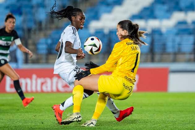 Real Madrid vs Sporting CP: UEFA Women s Champions League 2nd Round 2nd Leg Naomie Feller of Real Madrid (L) in action with the ball against Hannah Seabert of Sporting CP (R) during the UEFA Women s Champions League 2nd Round 2nd Leg match between Real Madrid and Sporting CP at Estadio Alfredo Di Stefano on September 26, 2024 in Madrid, Spain. Madrid Estadio Alfredo Di Stefano Madrid Spain Copyright: xAlbertoxGardinx AGardin_20240926_Football_WChampions_Real_Madrid_vs_Sporting_064