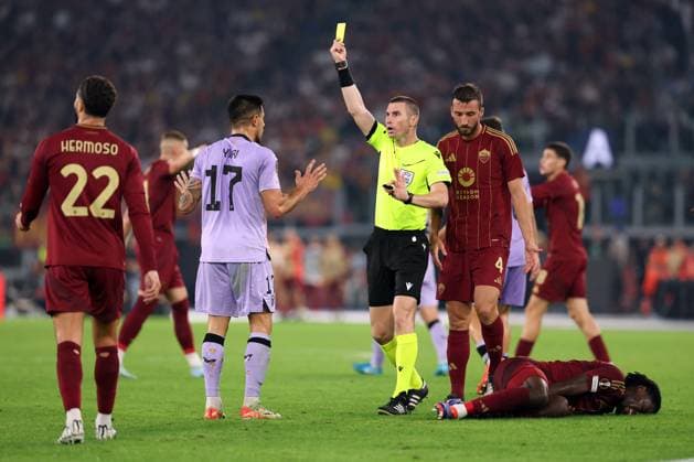 CALCIO - UEFA Europa League - AS Roma vs Athletic Bilbao Rome, Italy 26.9.2024: Referee Kabakov extract yellow card for Yuri of Athletic Bilbao during the UEFA Europa League 2024-2025 day 1, football match between AS Roma vs Athletic Club Bilbao at Olympic Stadium in Rome. Rome Italy  Copyright: xIPAxSport ABACAx