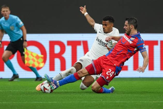 UEFA Europa League - Eintracht Frankfurt - Viktoria Pilsen am 26.09.2024 im Deutsche Bank Park in Frankfurt Ansgar Knauff (Frankfurt 36) gegen Milan Havel (Viktoria Pilsen 24)
