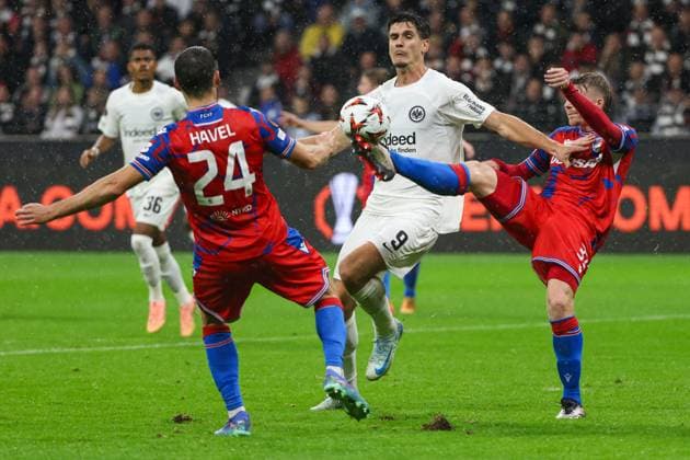 UEFA Europa League - Eintracht Frankfurt - Viktoria Pilsen am 26.09.2024 im Deutsche Bank Park in Frankfurt Igor Matanovic (Frankfurt 9) gegen Milan Havel (Viktoria Pilsen 24) und Pavel Sulc (Viktoria Pilsen 31)
