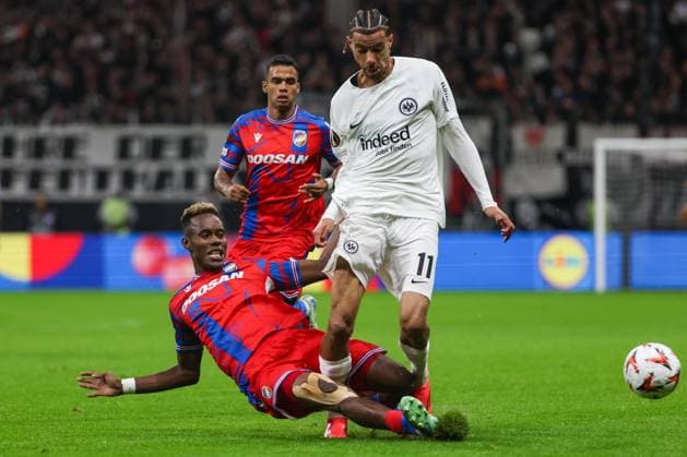 UEFA Europa League - Eintracht Frankfurt - Viktoria Pilsen am 26.09.2024 im Deutsche Bank Park in Frankfurt Sampson Dweh (Viktoria Pilsen 40) gegen Hugo Ekitike (Frankfurt 11)