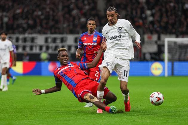 UEFA Europa League - Eintracht Frankfurt - Viktoria Pilsen am 26.09.2024 im Deutsche Bank Park in Frankfurt Sampson Dweh (Viktoria Pilsen 40) gegen Hugo Ekitike (Frankfurt 11)