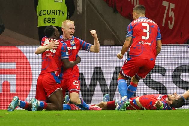 UEFA Europa League - Eintracht Frankfurt - Viktoria Pilsen am 26.09.2024 im Deutsche Bank Park in Frankfurt Jubel, Torjubel, Torschuetze, Torschütze Vaclav Jemelka (Viktoria Pilsen 21) jubelt nach seinem Tor zum 3 zu 3 mit der Mannschaft, u.a. mit Prince Kwabena Adu (Viktoria Pilsen 80)