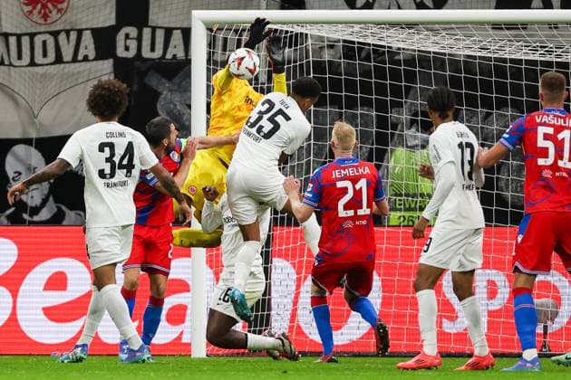 UEFA Europa League - Eintracht Frankfurt - Viktoria Pilsen am 26.09.2024 im Deutsche Bank Park in Frankfurt Tuta Lucas Silva Melo (Frankfurt 35) und Torwart Kaua Morais Vieira dos Santos (Frankfurt 40) kurz vor dem Tor zum 3 zu 3 durch Vaclav Jemelka (Viktoria Pilsen 21) gegen Vaclav Jemelka (Viktoria Pilsen)