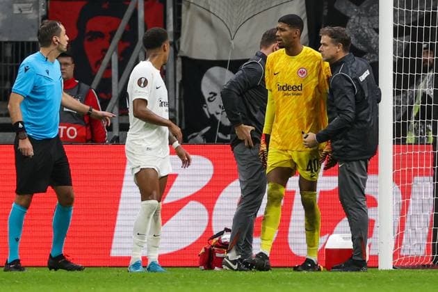 UEFA Europa League - Eintracht Frankfurt - Viktoria Pilsen am 26.09.2024 im Deutsche Bank Park in Frankfurt Schiedsrichter Mykola Balakin, Tuta Lucas Silva Melo (Frankfurt 35) und Torwart Kaua Morais Vieira dos Santos (Frankfurt 40)