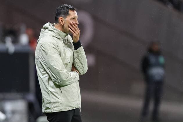 UEFA Europa League - Eintracht Frankfurt - Viktoria Pilsen am 26.09.2024 im Deutsche Bank Park in Frankfurt Trainer Dino Toppmöller Toppmoeller Toppmoller (Frankfurt) nachdenklich