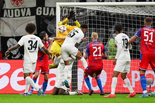 UEFA Europa League - Eintracht Frankfurt - Viktoria Pilsen am 26.09.2024 im Deutsche Bank Park in Frankfurt Tuta Lucas Silva Melo (Frankfurt 35) und Torwart Kaua Morais Vieira dos Santos (Frankfurt 40) kurz vor dem Tor zum 3 zu 3 durch Vaclav Jemelka (Viktoria Pilsen 21) gegen Vaclav Jemelka (Viktoria Pilsen)