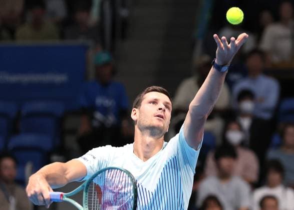 September 27, 2024, Tokyo, Japan - Hubert Hurkacz of Poland tosses the ball to deliver a service against Jack Draper of Britain at the second round match of the Japan Open Tennis championships at the Ariake Colosseum in Tokyo on Friday, September 27, 2024. (photo by Yoshio Tsunoda AFLO) Noxthirdxpartyxsales  (0765074745st)