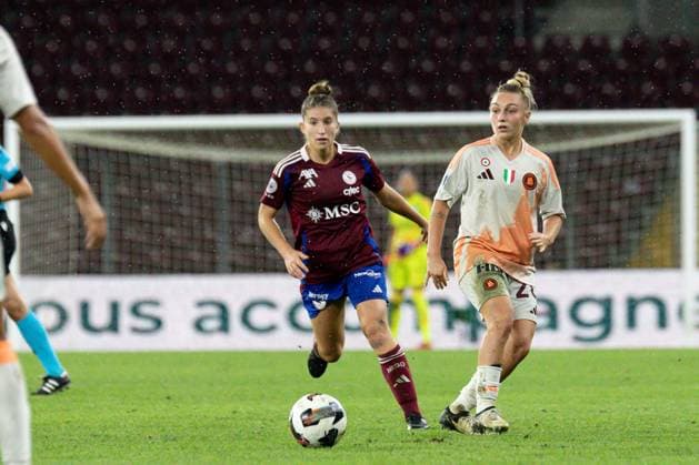 26.09.2024, Geneva, Stade de Geneve, UEFA Women s Champions League: Servette FC Chenois Feminin - AS Roma, 2 Laura Tufo (Servette FCCF) against 20 Giada Greggi (Roma) Geneva Stade de Geneve Geneva Switzerland Copyright: xJustPictures.ch xMayaxCretegnyx