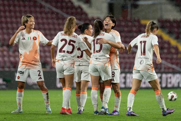 26.09.2024, Geneva, Stade de Geneve, UEFA Women s Champions League: Servette FC Chenois Feminin - AS Roma, 2 Moeka Minami (Roma) 25 Frederikke Thogersen (Roma) 15 Giulia Dragoni (Roma) 8 Saki Kumagai (Roma) 11 Emilie Haavi (Roma) celebrates the goal Geneva Stade de Geneve Geneva Switzerland Copyright: xJustPictures.ch xMayaxCretegnyx