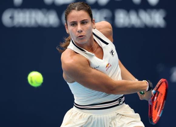(240927) -- BEIJING, Sept. 27, 2024 -- Emma Navarro of the United States hits a return during the women s singles second round match against Zhang Shuai of China at 2024 China Open tennis tournament in Beijing, capital of China, Sept. 27, 2024. ) (SP)CHINA-BEIJING-TENNIS-CHINA OPEN-WOMEN S SINGLES-SECOND ROUND (CN) ZhangxChenlin 