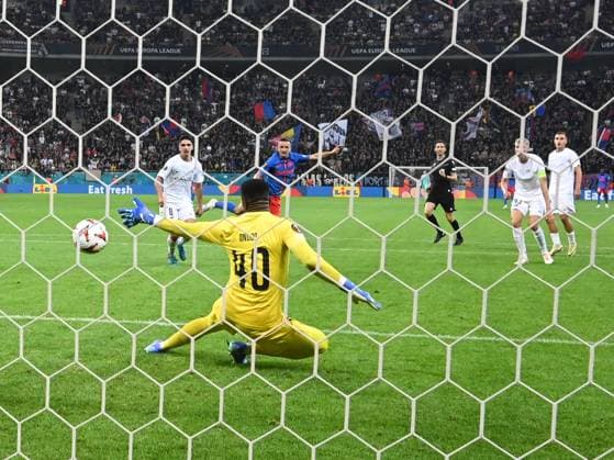 Marius È˜tefÄƒnescu scores a goal past Fabrice Ondoa from Lasha Odisharia in the UEFA Europa League match between FCSB and RFS at the Arena Nationala in Bucharest, Thursday, September 26, 2024 Bucharest Copyright: xRazvanxPasarica SPORTxPICTURESx