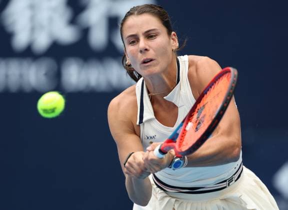 (240927) -- BEIJING, Sept. 27, 2024 -- Emma Navarro of the United States hits a return during the women s singles second round match against Zhang Shuai of China at 2024 China Open tennis tournament in Beijing, capital of China, Sept. 27, 2024. ) (SP)CHINA-BEIJING-TENNIS-CHINA OPEN-WOMEN S SINGLES-SECOND ROUND (CN) ZhangxChenlin 