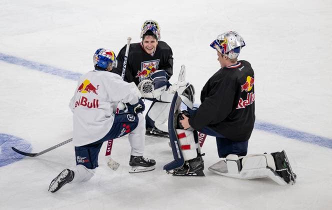 Sport Themen der Woche KW39 Sport Bilder des Tages Yasin Ehliz (EHC Red Bull Muenchen, 42), Christopher Kolarz (Torwart, EHC Red Bull Muenchen, 67) laechelnd lachend und Simon Wolf (Torwart, EHC Red Bull Muenchen, 25). GER, Red Bull Muenchen Buffalo Sabres, Eishockey, Morning Skate Sessions vor dem Grand Opening des SAP Garden, 27.09.2024. GER, Red Bull Muenchen Buffalo Sabres, Eishockey, Morning Skate Sessions vor dem Grand Opening des SAP Garden, 27.09.2024. Muenchen *** Yasin Ehliz EHC Red Bull Muenchen, 42 , Christopher Kolarz Goalkeeper, EHC Red Bull Muenchen, 67 smiling and Simon Wolf Goalkeeper, EHC Red Bull Muenchen, 25 GER, Red Bull Muenchen Buffalo Sabres, Ice Hockey, Morning Skate Sessions before the Grand Opening of the SAP Garden, 27 09 2024 GER, Red Bull Muenchen Buffalo Sabres, Ice Hockey, Morning Skate Sessions before the Grand Opening of the SAP Garden, 27 09 2024 Muenchen Copyright: xEibner-Pressefoto FranzxFeinerx EP_HFR