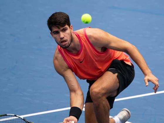 (240927) -- BEIJING, Sept. 27, 2024 -- Carlos Alcaraz hits a return during the men s singles first round match between Carlos Alcaraz of Spain and Giovanni Mpetshi Perricard of France at 2024 China Open tennis tournament in Beijing, capital of China, Sept. 27, 2024. ) (SP)CHINA-BEIJING-TENNIS-CHINA OPEN-MEN S SINGLES-FIRST ROUND (CN) ZhangxLong 