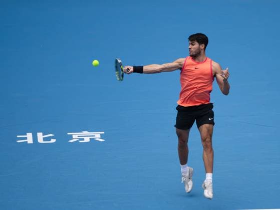 (240927) -- BEIJING, Sept. 27, 2024 -- Carlos Alcaraz hits a return during the men s singles first round match between Carlos Alcaraz of Spain and Giovanni Mpetshi Perricard of France at 2024 China Open tennis tournament in Beijing, capital of China, Sept. 27, 2024. ) (SP)CHINA-BEIJING-TENNIS-CHINA OPEN-MEN S SINGLES-FIRST ROUND (CN) ZhangxLong 