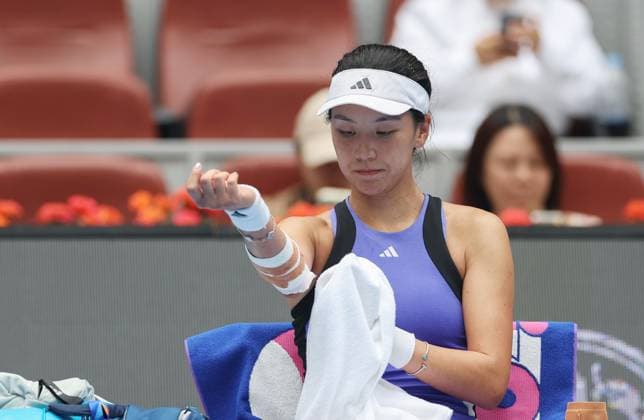 (240927) -- BEIJING, Sept. 27, 2024 -- Wang Xinyu checks her arm during the women s singles second round match between Wang Xinyu of China and Veronika Kudermetova of Russia at 2024 China Open tennis tournament in Beijing, capital of China, Sept. 27, 2024. ) (SP)CHINA-BEIJING-TENNIS-CHINA OPEN-WOMEN S SINGLES-SECOND ROUND (CN) BaixXuefei 