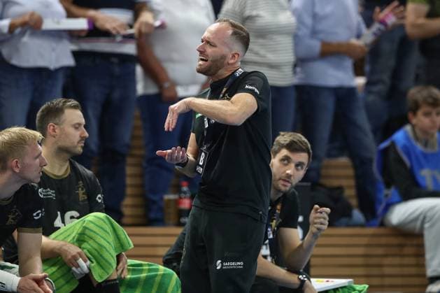 27.09.2024, xtgx, Handball - 2. Bundesliga HC Elbflorenz Dresden - HBW Balingen Weilstetten v.l. Andre Haber (Dresden, Trainer) gibt Anweisungen, gestikuliert mit den Armen, gesticulate, gives instructions Dresden