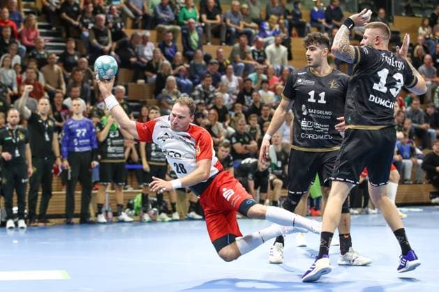 27.09.2024, xtgx, Handball - 2. Bundesliga HC Elbflorenz Dresden - HBW Balingen Weilstetten v.l. Tobias Heinzelmann (Balingen, 28) wirft Tor, Torschuetze, erzielt Tor, Treffer, scores the goal Dresden