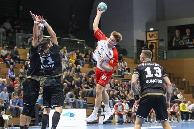 27.09.2024, xtgx, Handball - 2. Bundesliga HC Elbflorenz Dresden - HBW Balingen Weilstetten v.l. Daniel Blomgren (Balingen, 2) wirft Tor, Torschuetze, erzielt Tor, Treffer, scores the goal Dresden