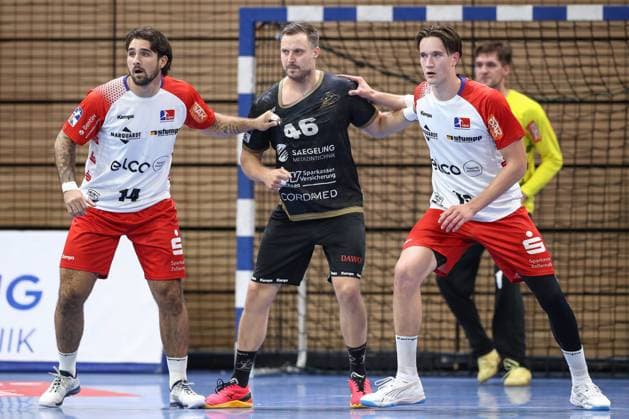 27.09.2024, xtgx, Handball - 2. Bundesliga HC Elbflorenz Dresden - HBW Balingen Weilstetten v.l. Tim Gruener (Balingen, 18), Jonas Thuemmler (Thümmler, Dresden, 46), Robert Timmermeister (Balingen, 19) Zweikampf, Duell, Kampf, tackle Dresden