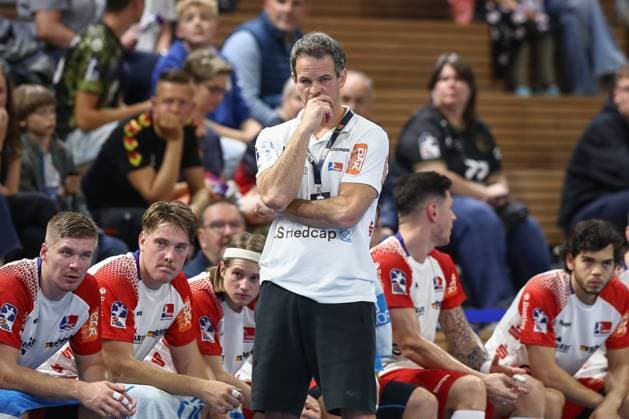 27.09.2024, xtgx, Handball - 2. Bundesliga HC Elbflorenz Dresden - HBW Balingen Weilstetten v.l. Matthias Flohr (Balingen, Trainer) nachdenklich Dresden