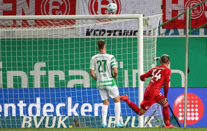 Tor verpasst Gavory , SpVgg Greuther Fürth - Fortuna Düsseldorf , 2.Bundesliga - Spieltag 7 , Fußball , in den Sportpark Ronhof Stadion, Fürth, Bayern , Deutschland . September 27, 2024 - Photo: Davide Elias Ipa Photo Pressefoto DENL Copyright: xx