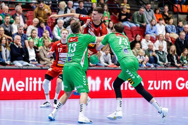 v.l. Ian Weber (GWD Minden, 13), Janik Schrader (VfL Luebeck-Schwartau, 23), Alexander Weck (GWD Minden, 73) GER, GWD Minden vs. VfL Luebeck-Schwartau, Handball, 2. Bundesliga, 4. Spieltag, Spielzeit 2024 2025, 27.09.2024 GER, GWD Minden vs. VfL Luebeck-Schwartau, Handball, 2. Bundesliga, 4. Spieltag, Spielzeit 2024 2025, 27.09.2024 Luebbecke