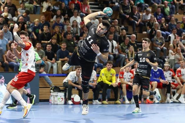 27.09.2024, xtgx, Handball - 2. Bundesliga HC Elbflorenz Dresden - HBW Balingen Weilstetten v.l. Doruk Pehlivan (Dresden, 11) wirft Tor, Torschuetze, erzielt Tor, Treffer, scores the goal Dresden