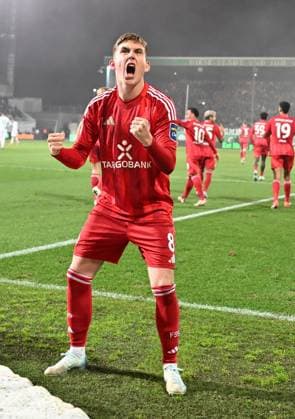Sport Bilder des Tages 27.09.2024 - Fussball - Saison 2024 2025 - 2. Fussball - Bundesliga - 07. Spieltag: SpVgg Greuther Fürth ( Kleeblatt ) - Fortuna Düsseldorf - Sportfoto Zink - xwoxzix - DFL regulations prohibit any use of photographs as image sequences and or quasi-video - only for editorial use - Torjubel Jubel Freude nach Treffer Tor Torschuß zum 1:2 durch Isak Bergmann Johannesson (8, Fortuna Düsseldorf F95 ) -