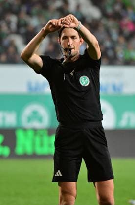 27.09.2024 - Fussball - Saison 2024 2025 - 2. Fussball - Bundesliga - 07. Spieltag: SpVgg Greuther Fürth ( Kleeblatt ) - Fortuna Düsseldorf - Sportfoto Zink MeZi - xmexzix - DFL regulations prohibit any use of photographs as image sequences and or quasi-video - only for editorial use - Matthias Jöllenbeck ( Schiedsrichter )