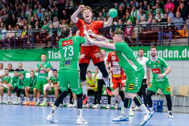 v.l. Alexander Weck (GWD Minden, 73), Oliver Juhl Refsgaard (VfL Luebeck-Schwartau, 31), Philipp Vorlicek (GWD Minden, 22) GER, GWD Minden vs. VfL Luebeck-Schwartau, Handball, 2. Bundesliga, 4. Spieltag, Spielzeit 2024 2025, 27.09.2024 GER, GWD Minden vs. VfL Luebeck-Schwartau, Handball, 2. Bundesliga, 4. Spieltag, Spielzeit 2024 2025, 27.09.2024 Luebbecke