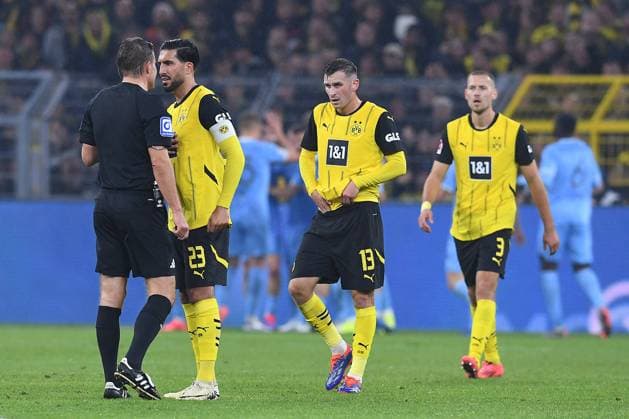 Fußball 1. Bundesliga 5. Spieltag Borussia Dortmund - VfL Bochum am 27.09.2024 im Signal Iduna Park in Dortmund Emre Can ( Dortmund ), rechts - reklamiert bei Schiedsrichter Felix Brych, links DFL regulations prohibit any use of photographs as image sequences and or quasi-video.