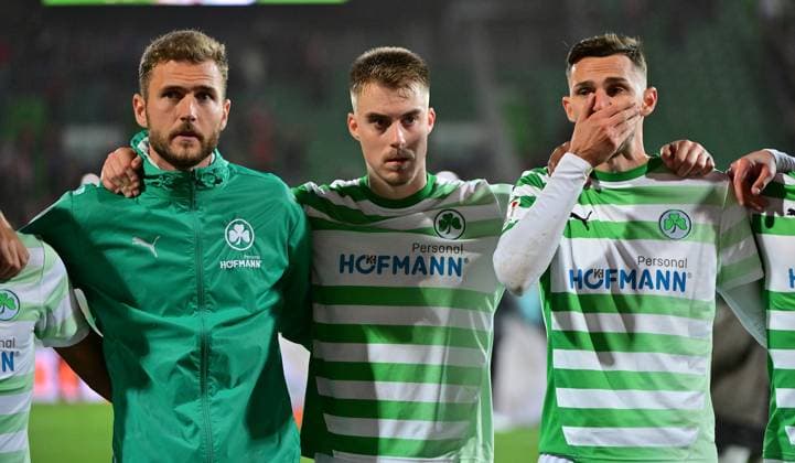 Sport Bilder des Tages 27.09.2024 - Fussball - Saison 2024 2025 - 2. Fussball - Bundesliga - 07. Spieltag: SpVgg Greuther Fürth ( Kleeblatt ) - Fortuna Düsseldorf - Sportfoto Zink MeZi - xmexzix - DFL regulations prohibit any use of photographs as image sequences and or quasi-video - only for editorial use - von links : Dennis Srbeny (7, SpVgg Greuther Fürth ) Gian Luca Gian-Luca Itter (27, SpVgg Greuther Fürth ) Branimir Hrgota (10, SpVgg Greuther Fürth ) enttäuscht Enttäuschung nach Spielende