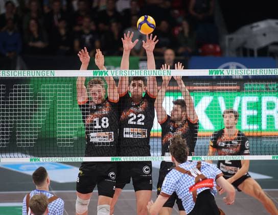 Abwehr . . . Berlin RECYCLING Volleys. Volleyball Bundesliga der Maenner, WWK Volleys Herrsching - RECYCLING Volleys Berlin, 2.Spieltag, Saison 2024-2025, am 27.09.2024 in Muenchen, B M W P A R K, Deutschland. Quelle Copyright Credit : Oryk HAIST