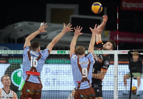 Angriff . . . Berlins 13 SCHOTT. Volleyball Bundesliga der Maenner, WWK Volleys Herrsching - RECYCLING Volleys Berlin, 2.Spieltag, Saison 2024-2025, am 27.09.2024 in Muenchen, B M W P A R K, Deutschland. Quelle Copyright Credit : Oryk HAIST