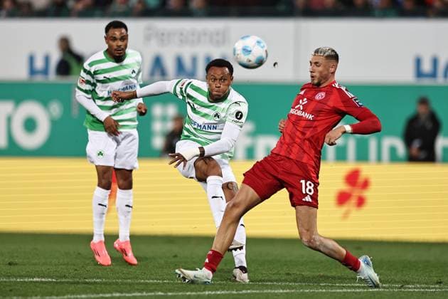 Roberto Massimo, SGF, und Jona Niemiec, Fortuna, im Hinrundenspiel der Saison 2024 2025 zwischen SpVgg Greuther Fürth und Fortuna Düsseldorf (1:2) in Fürth; 27 09 2024 -