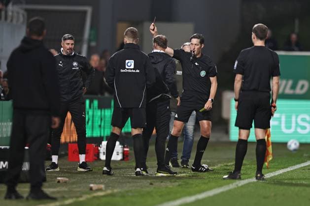 Dr. Matthias Jöllenbeck zeigt eine gelb-rote Karte im Hinrundenspiel der Saison 2024 2025 zwischen SpVgg Greuther Fürth und der Fortuna Düsseldorf (1:2) in Fürth; 27 09 2024 -