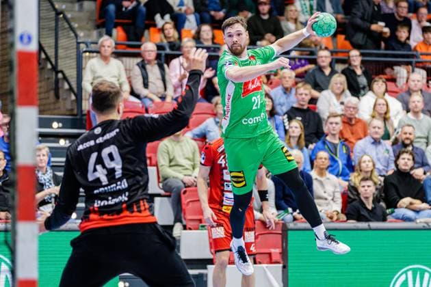 v.l. Nils Conrad (VfL Luebeck-Schwartau, 49), Max Staar (GWD Minden, 27) GER, GWD Minden vs. VfL Luebeck-Schwartau, Handball, 2. Bundesliga, 4. Spieltag, Spielzeit 2024 2025, 27.09.2024 GER, GWD Minden vs. VfL Luebeck-Schwartau, Handball, 2. Bundesliga, 4. Spieltag, Spielzeit 2024 2025, 27.09.2024 Luebbecke