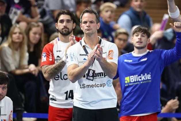 27.09.2024, xtgx, Handball, 2. Bundesliga, HC Elbflorenz Dresden - HBW Balingen Weilstetten, emspor v.l. Matthias Flohr (Balingen, Trainer) gibt Anweisungen, gestikuliert mit den Armen, gesticulate, gives instructions Dresden