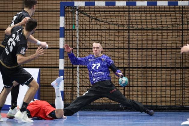 27.09.2024, xtgx, Handball, 2. Bundesliga, HC Elbflorenz Dresden - HBW Balingen Weilstetten, emspor v.l. Robin Cantegrel (Dresden, 77) Parade, haelt den Ball, faengt den Ball, pariert Dresden