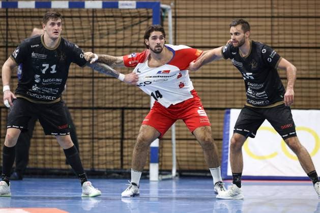 27.09.2024, xtgx, Handball, 2. Bundesliga, HC Elbflorenz Dresden - HBW Balingen Weilstetten, emspor v.l. Oliver Seidler (Dresden, 71), Max Santos (Balingen, 14), Sebastian Gress (Greß, Dresden, 25) Zweikampf, Duell, Kampf, tackle Dresden