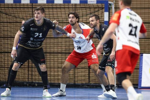 Sport Bilder des Tages 27.09.2024, xtgx, Handball, 2. Bundesliga, HC Elbflorenz Dresden - HBW Balingen Weilstetten, emspor v.l. Oliver Seidler (Dresden, 71), Max Santos (Balingen, 14), Sebastian Gress (Greß, Dresden, 25) Zweikampf, Duell, Kampf, tackle Dresden