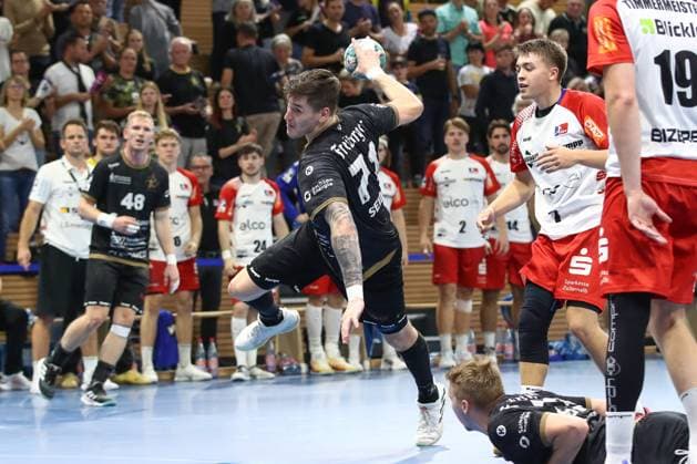 27.09.2024, xtgx, Handball, 2. Bundesliga, HC Elbflorenz Dresden - HBW Balingen Weilstetten, emspor v.l. Oliver Seidler (Dresden, 71) wirft Tor, Torschuetze, erzielt Tor, Treffer, scores the goal Dresden