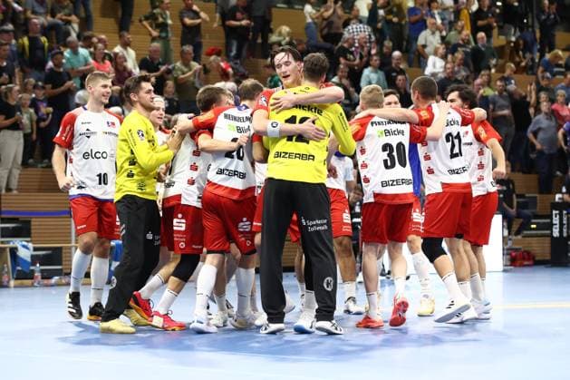 27.09.2024, xtgx, Handball, 2. Bundesliga, HC Elbflorenz Dresden - HBW Balingen Weilstetten, emspor v.l. Balingen Jubel ueber den Sieg, Jubel nach Spielende Dresden