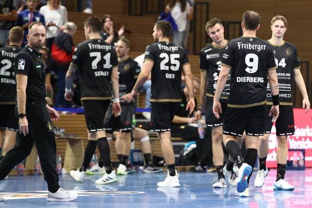 27.09.2024, xtgx, Handball, 2. Bundesliga, HC Elbflorenz Dresden - HBW Balingen Weilstetten, emspor v.l. Dresden um Andre Haber (Dresden, Trainer) enttaeuscht, schaut enttaeuscht, niedergeschlagen, disappointed Dresden